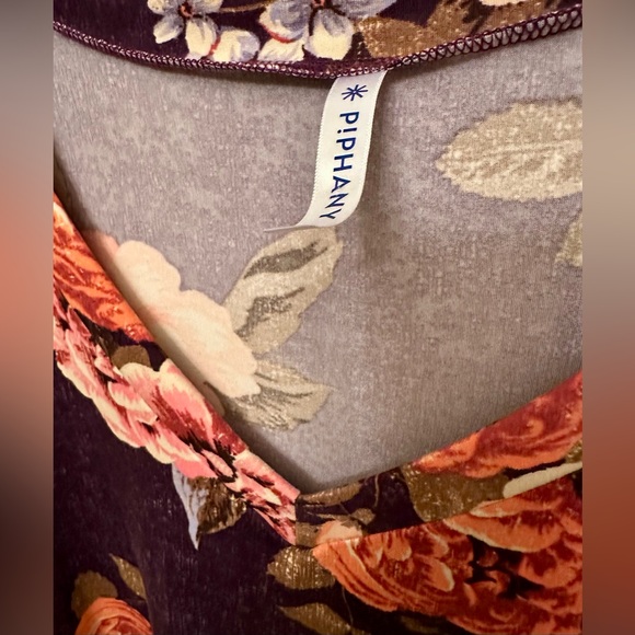 Piphany Floral V-Neck Top | 3/4 Sleeve | Purple | Medium - Picture 4 of 6